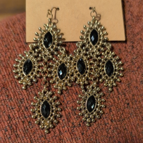 Unknown Jewelry - Elegant Black and Gold Chandelier Earrings